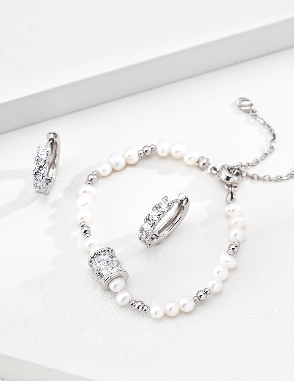 Pearl & Zirconia Bracelet - image 3