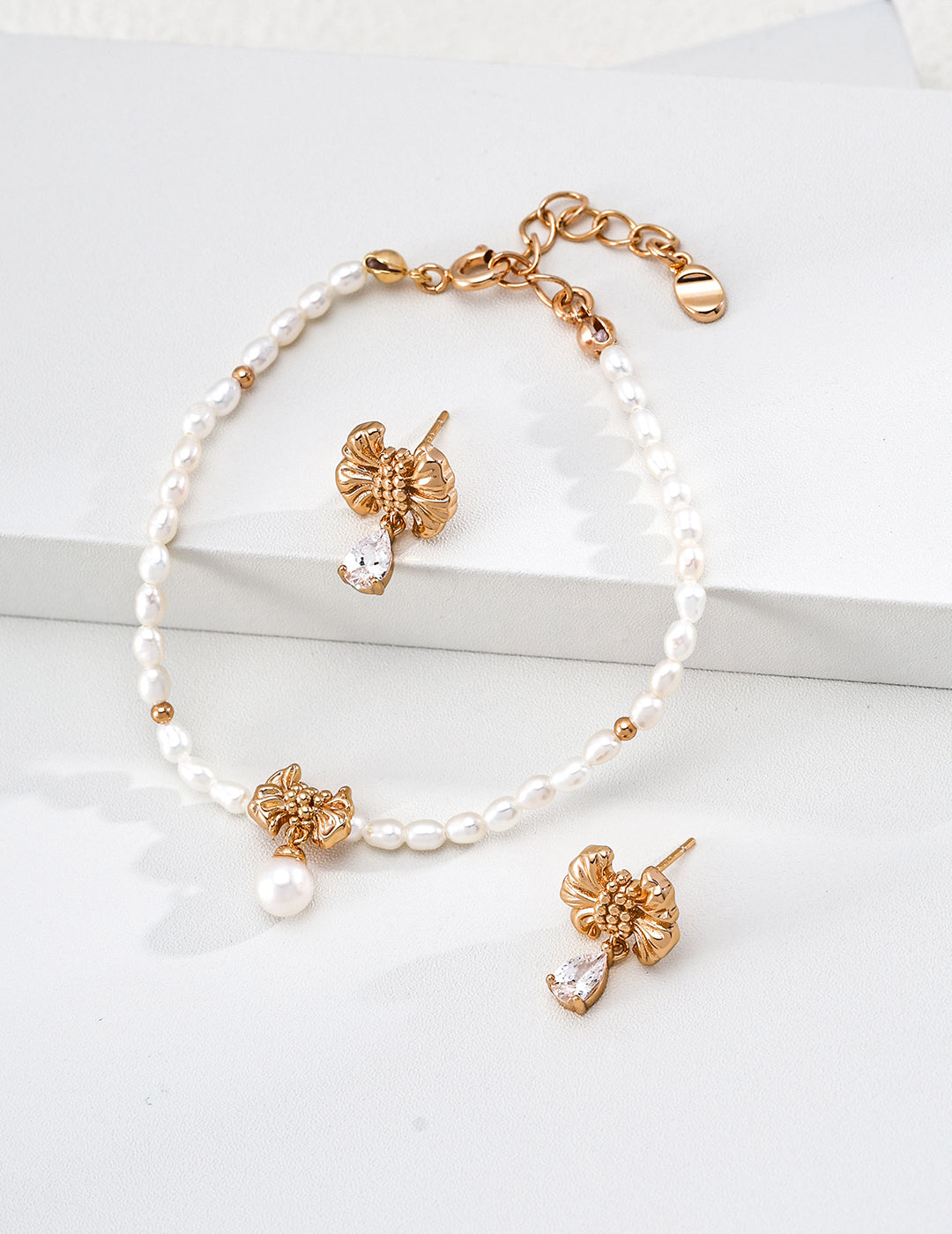 Gilded Ribbon Zirconia Earrings image 3