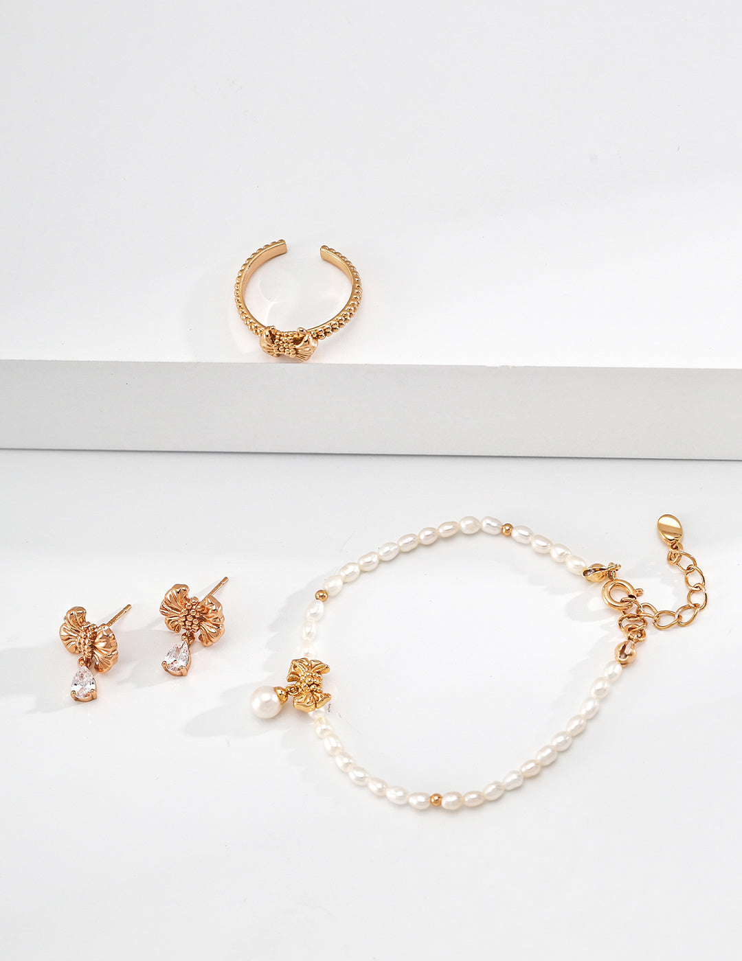 Gilded Ribbon Zirconia Ring image 5