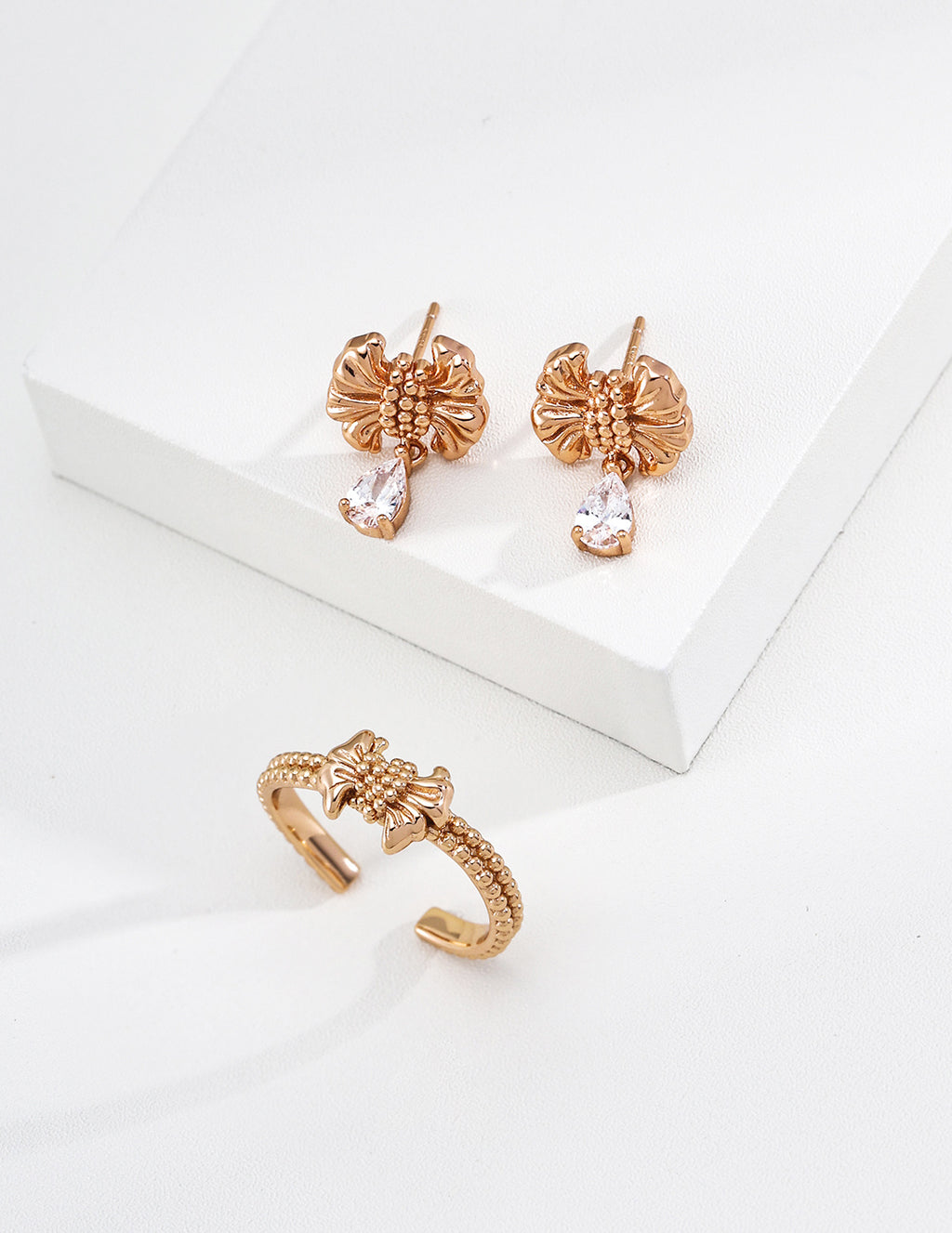 Gilded Ribbon Zirconia Ring image 7