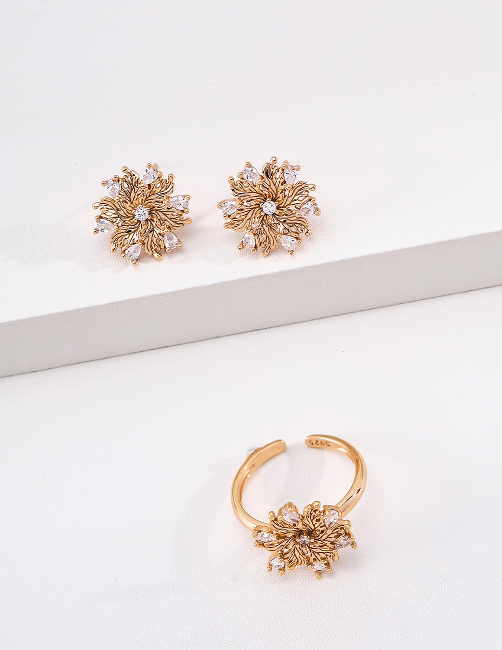 Six-Petal Lily Zirconia Bracelet image 4