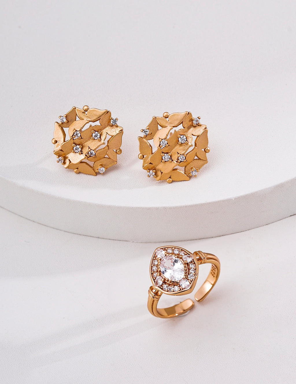 Vintage Halo Zirconia Ring image 4