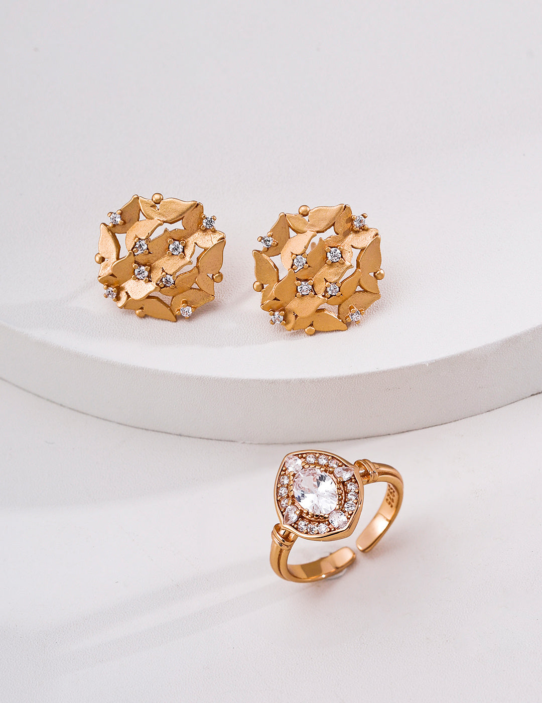 Vintage Halo Zirconia Ring image 4