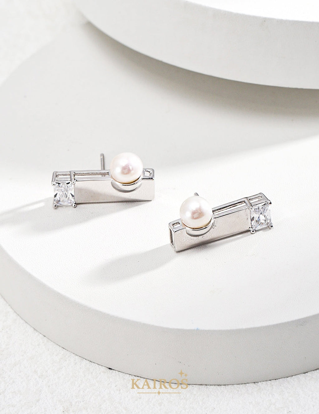 Kairos logo-only cover - Vintage Sparkle Pearl Stud Earrings