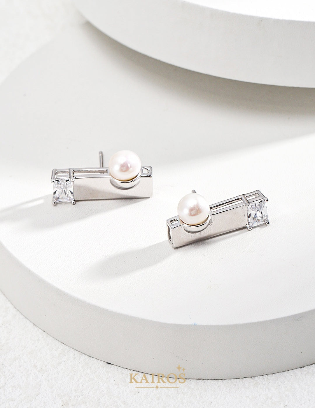 Kairos logo-only cover - Vintage Sparkle Pearl Stud Earrings