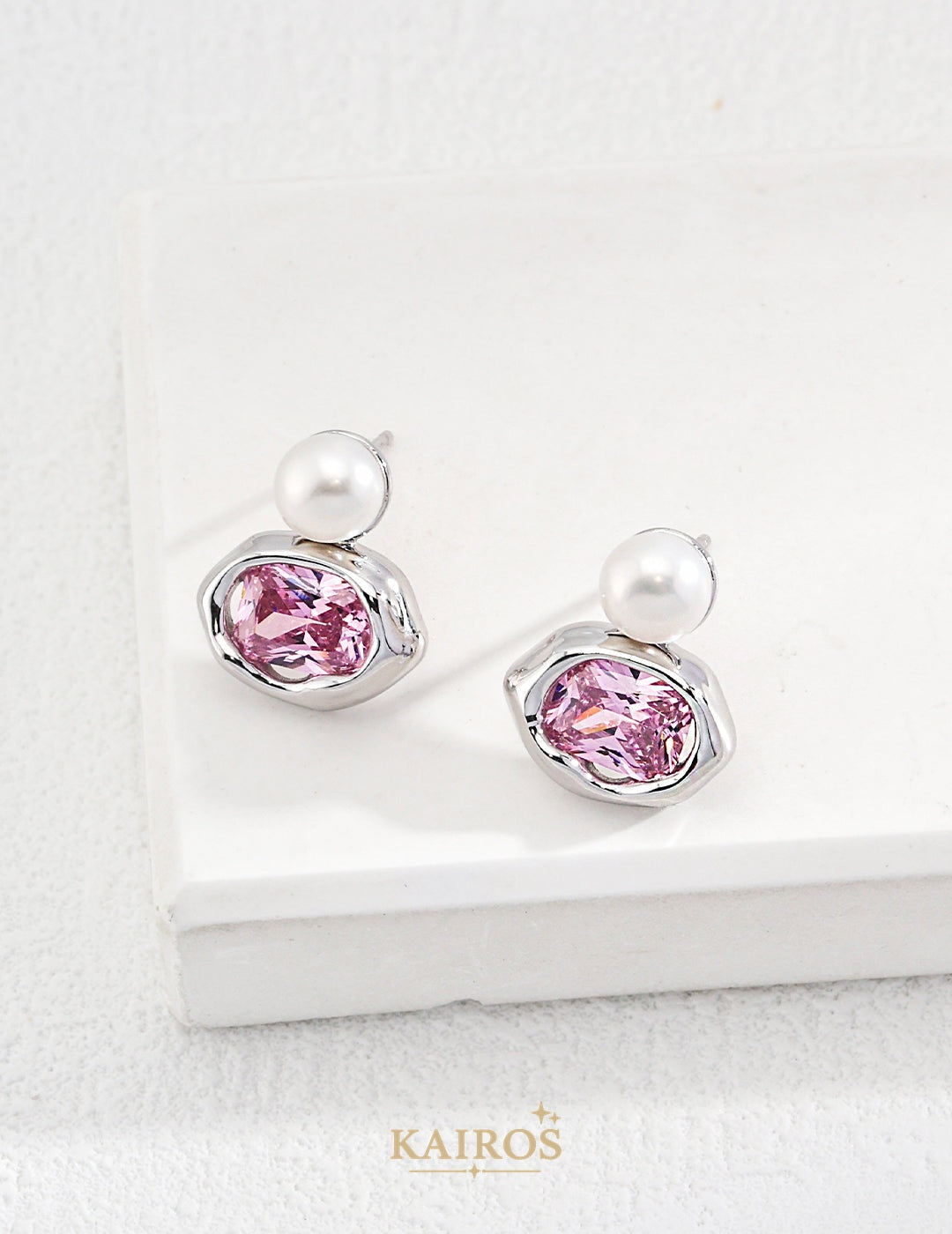 Kairos logo-only cover - Vintage Radiance Pearl Stud Earrings