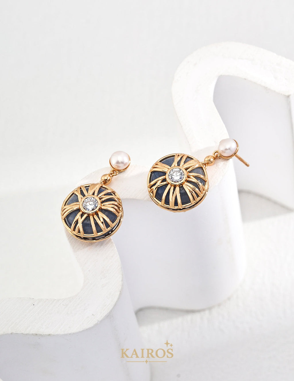 Kairos logo-only cover - Vintage Lumiere Pearl Light Earrings