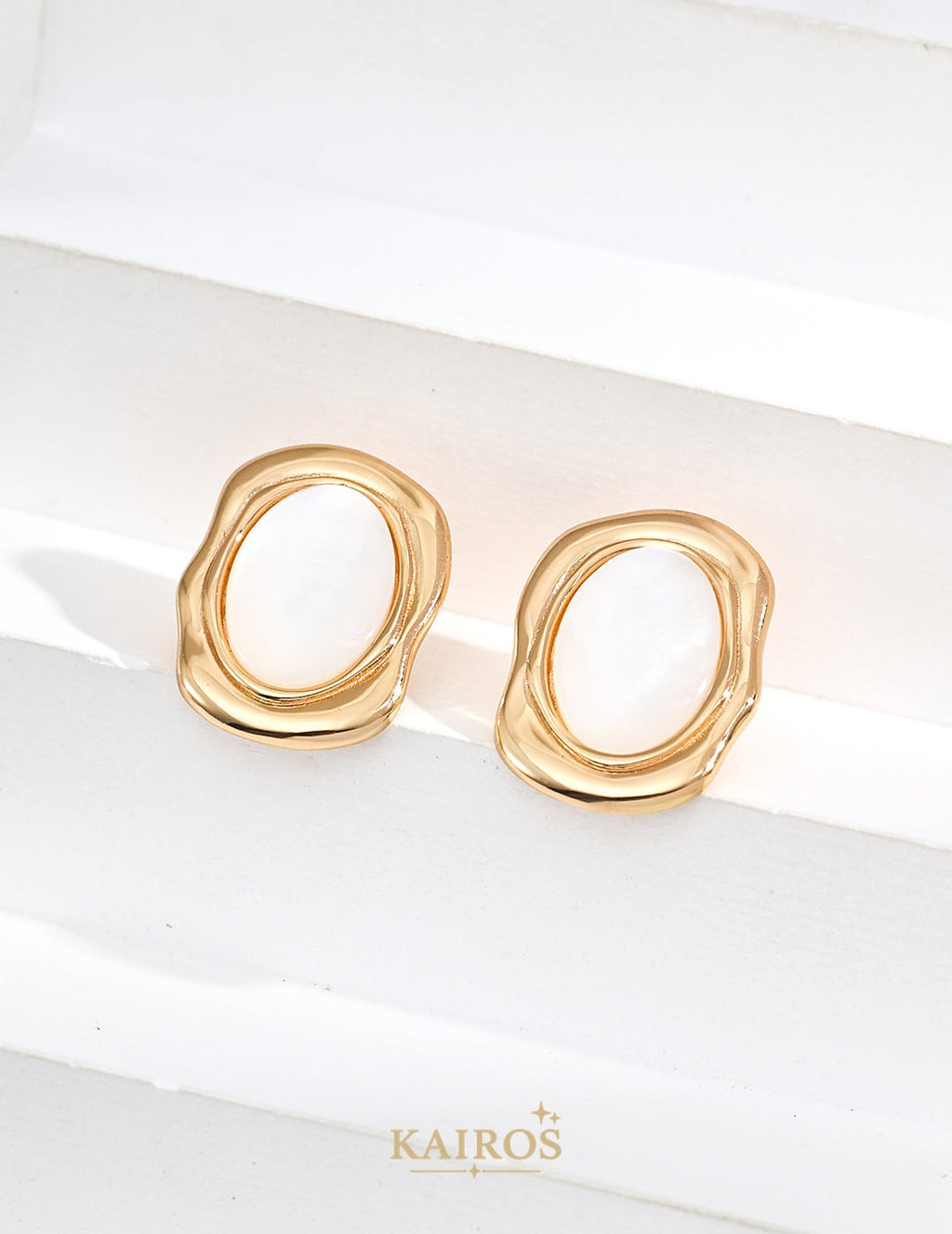 Kairos logo-only cover - Pearl Light Mother-of-Pearl Earrings