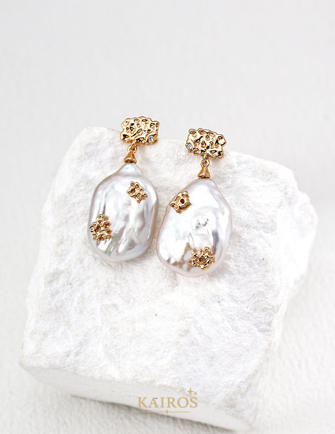Kairos logo-only cover - Vintage Sparkle Pearl Earrings