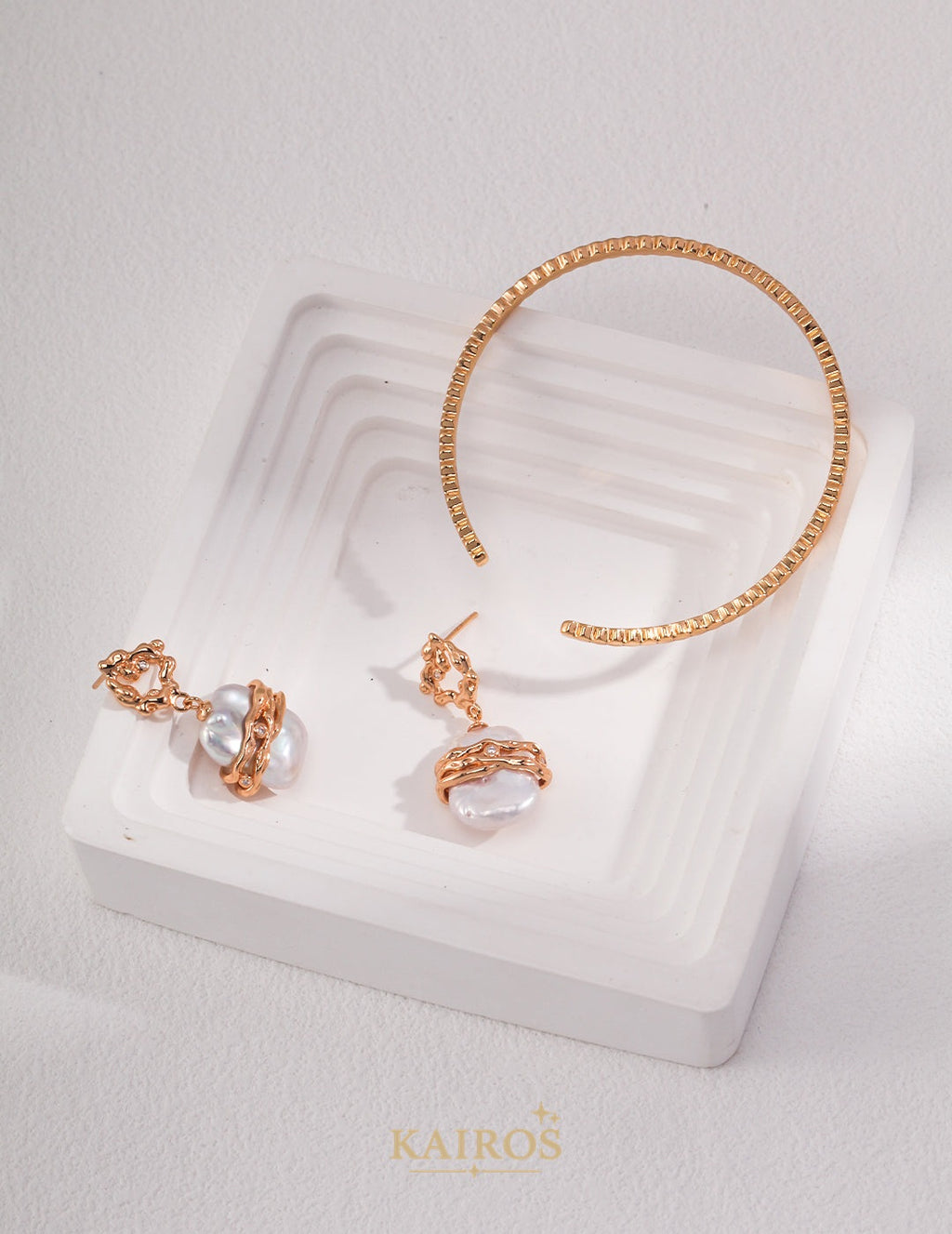 Kairos logo-only cover - Vintage Lumiere Pearl Sparkle Earrings
