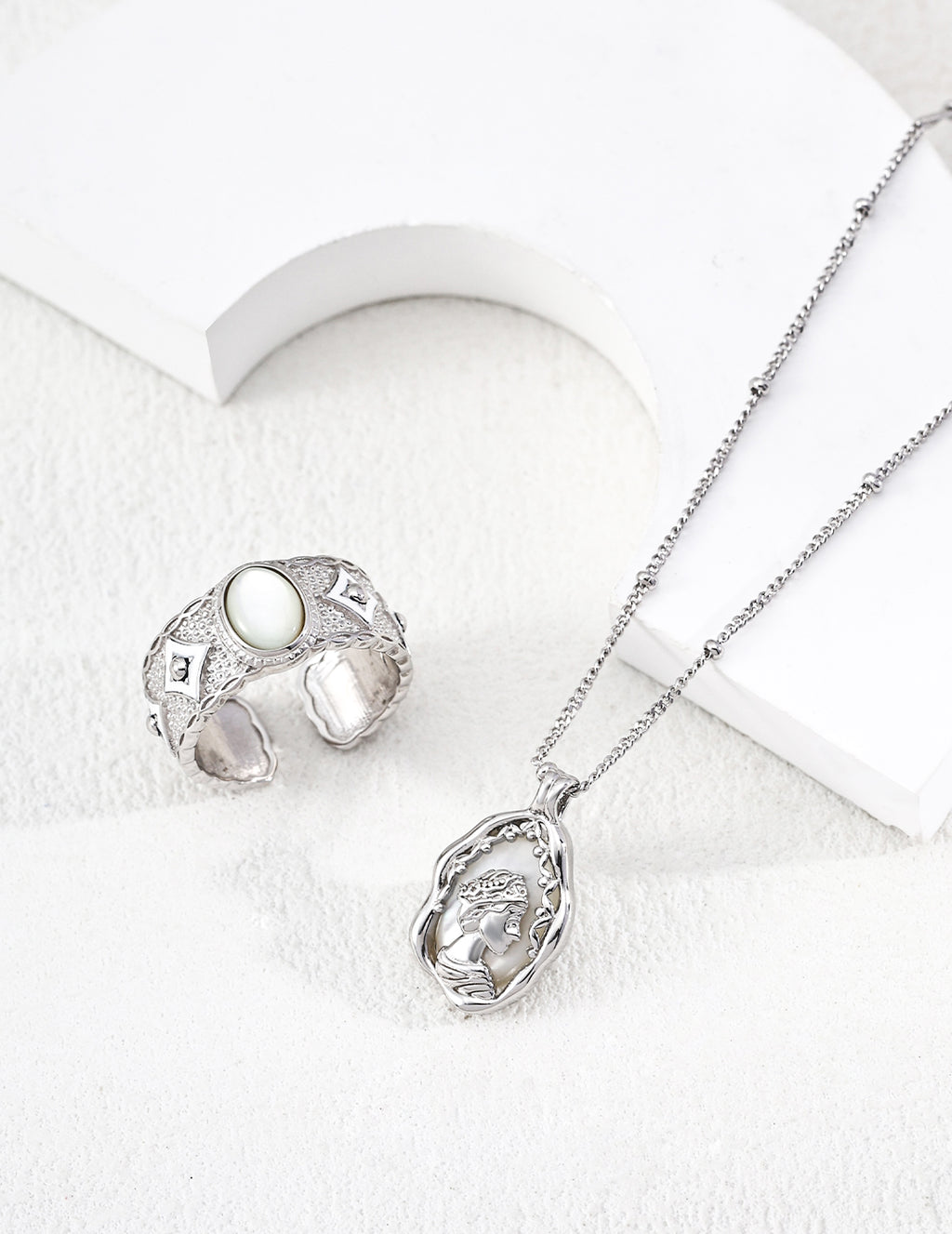 Queen Mother-of-Pearl Necklace - image 2