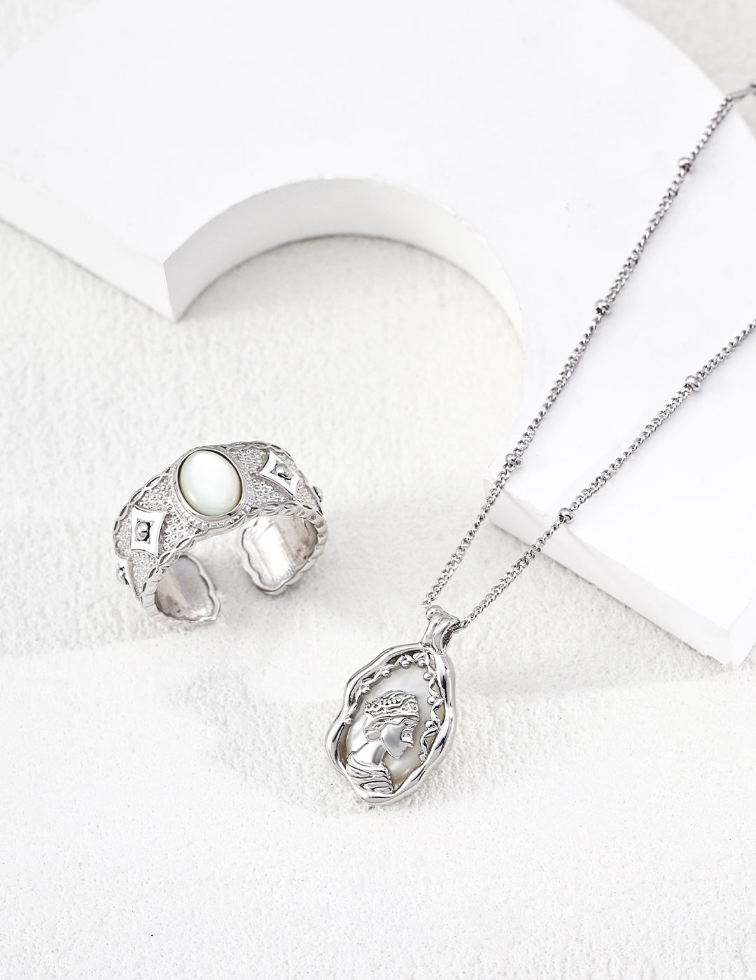Queen Mother-of-Pearl Necklace - image 2